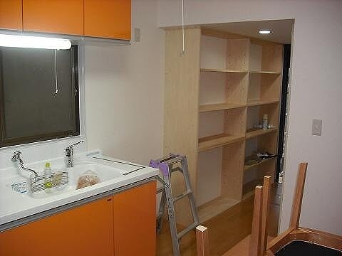 冷蔵庫スペースの確保と稼動棚の設置